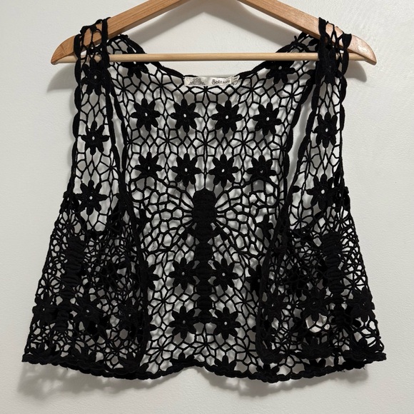 Solitaire Black Floral Crochet Vest - Picture 1 of 4